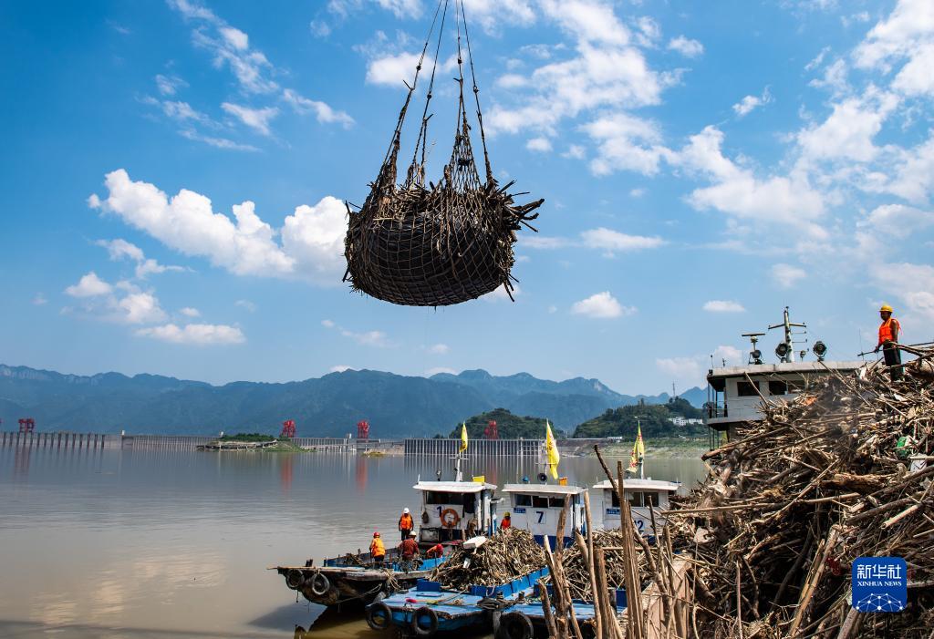 湖北秭歸：清漂護長江