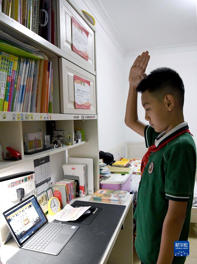 河南郑州：疫情防控下的“云开学”