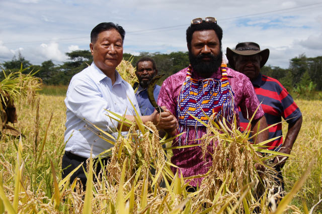 Xi Jinping ya taya murnar cika shekaru 20 da ba da taimakon laimar kwadi ga kasashen waje_fororder_CqgRLlvvYsOAeaESAAAAAAAAAAA814.640x425