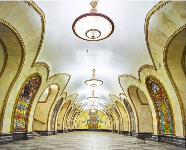 世界上最漂亮的地铁：莫斯科地铁的奢华画风