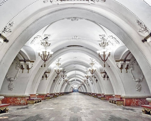 世界上最漂亮的地铁：莫斯科地铁的奢华画风