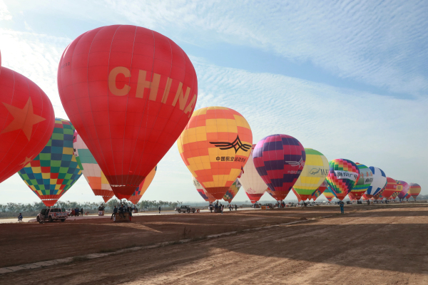 空中婚礼现场 主办方供图国家体育总局航管中心热气球部主任吴功玉说