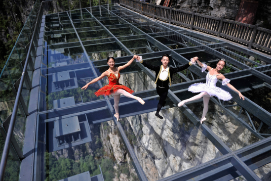 OK【急稿】【重慶武隆區委宣傳部供稿】重慶武隆區長將直播帶貨 5月10日邀你看美景品美食