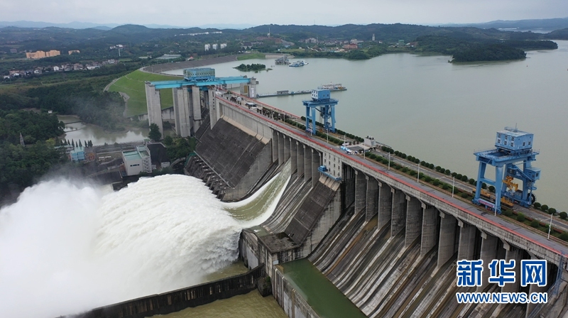 漢江秋季洪峰來勢洶洶 航拍丹江口水庫大壩泄洪