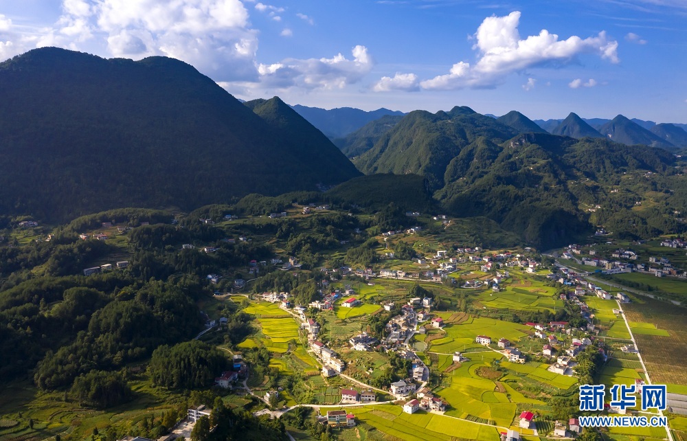 湖北建始：夕照白雲村 山野盡染秋