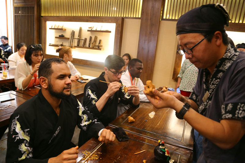 【河南原創】外國青年體驗傳統手工藝 感受中國匠心傳承魅力