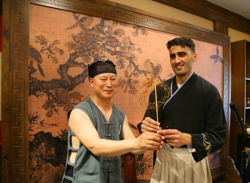 【河南原創】外國青年體驗傳統手工藝 感受中國匠心傳承魅力