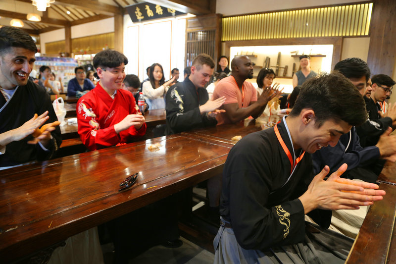 【河南原創】外國青年體驗傳統手工藝 感受中國匠心傳承魅力