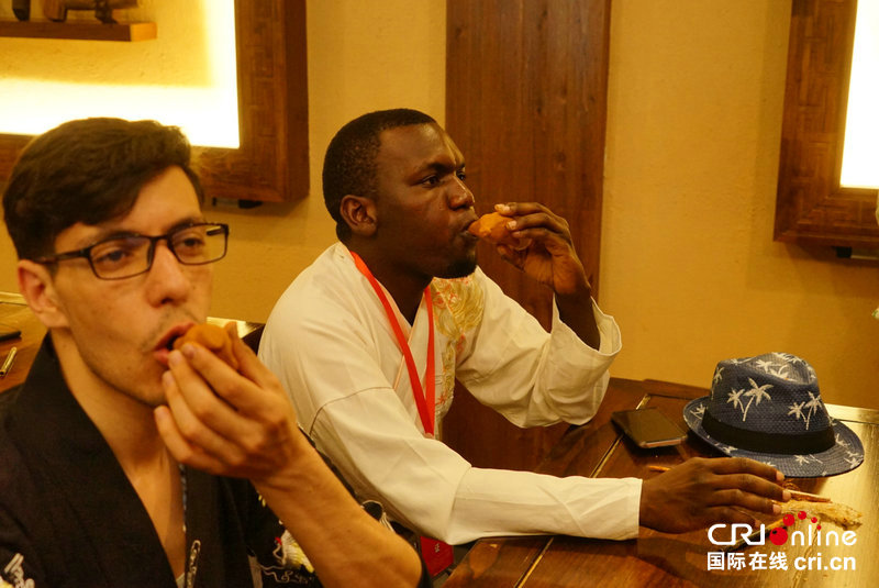 【河南原創】外國青年體驗傳統手工藝 感受中國匠心傳承魅力