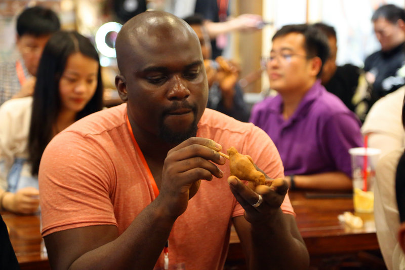 【河南原創】外國青年體驗傳統手工藝 感受中國匠心傳承魅力