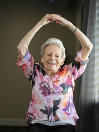 瑜伽助其战胜癌症 澳洲82岁老人成瑜伽教练(图)