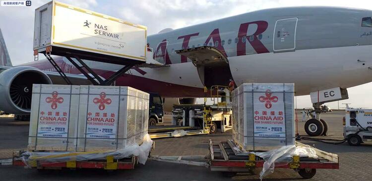 中國援助肯尼亞的首批新冠疫苗運抵喬莫·肯雅塔國際機場
