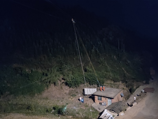 【OK】贵州册亨： 电缆工人被困40米高空 消防成功救援