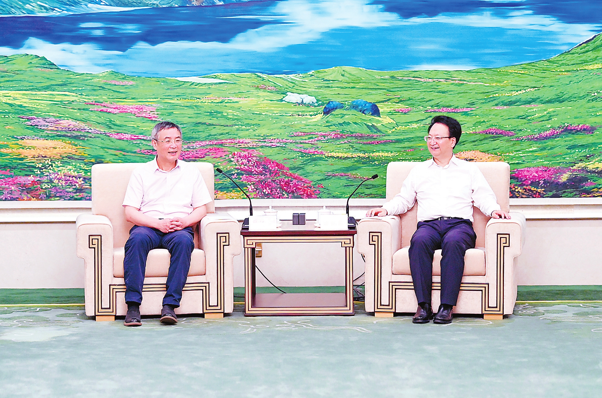 同心谋发展 携手助振兴 景俊海会见蔡达峰