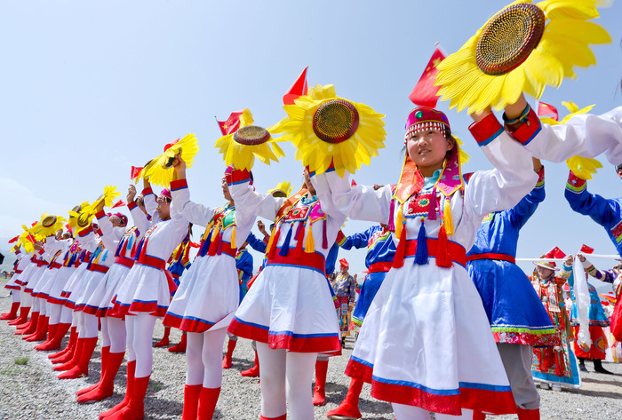 위구족의 문화와 예술_fororder_甘肃肃南裕固族自治县民众载歌载舞庆祝建县65周年-1 (1)