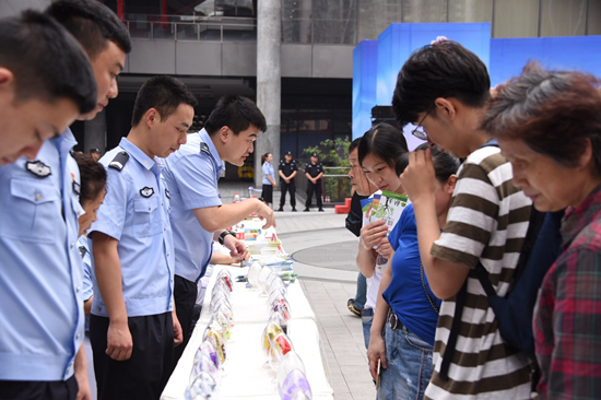 【法制安全】重庆渝北区举行全民禁毒集中宣传活动