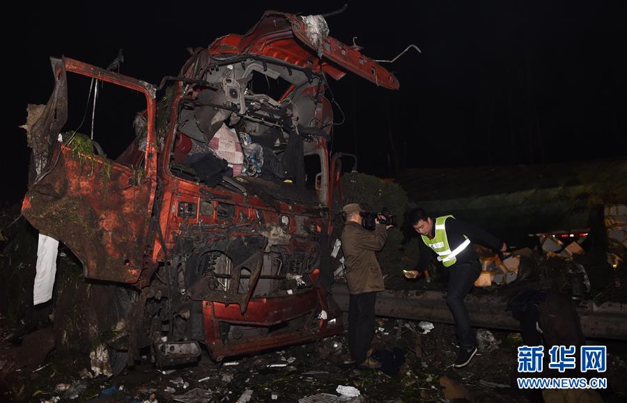 京港澳高速湖南段油罐车爆炸事故已造成2死2伤