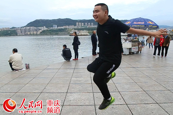 【聚焦重庆】重庆公益达人熊军：单腿“蹦”完33场马拉松