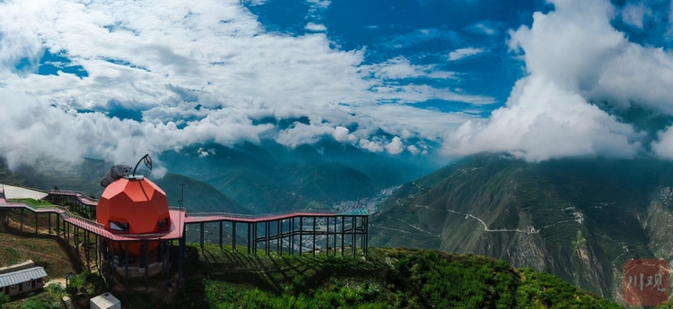 在蓝天白云下的熊猫雕塑9月6日,在海拔2000多米的阿坝州汶川县"花果山