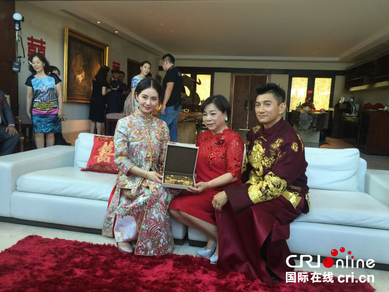 新郎新娘龙凤褂为父母敬茶 甜蜜喂食秀恩爱