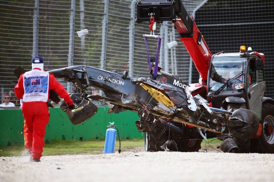 F1澳洲站严重车祸：阿隆索追尾赛车空翻撞碎