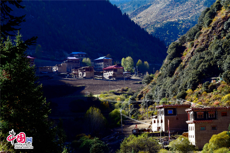 康巴新龙美景天成 皮察七彩沟风光惹人醉