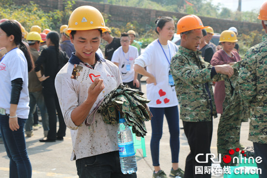 已过审【科教 图文】工商学子探工地 绿色军服暖人心