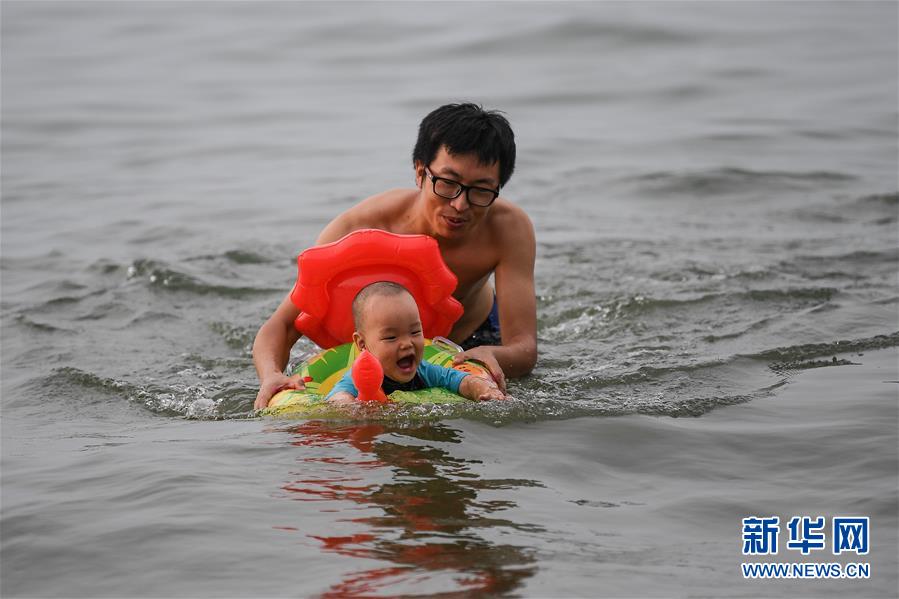 海口：戏水享清凉