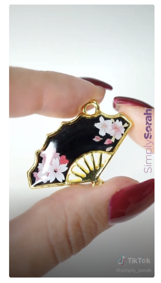 中国“奢侈品”火遍全球！TikTok网友花式秀中国扇_fororder_中国“奢侈品”火遍全球！TikTok网友花式秀中国扇 （三审）688