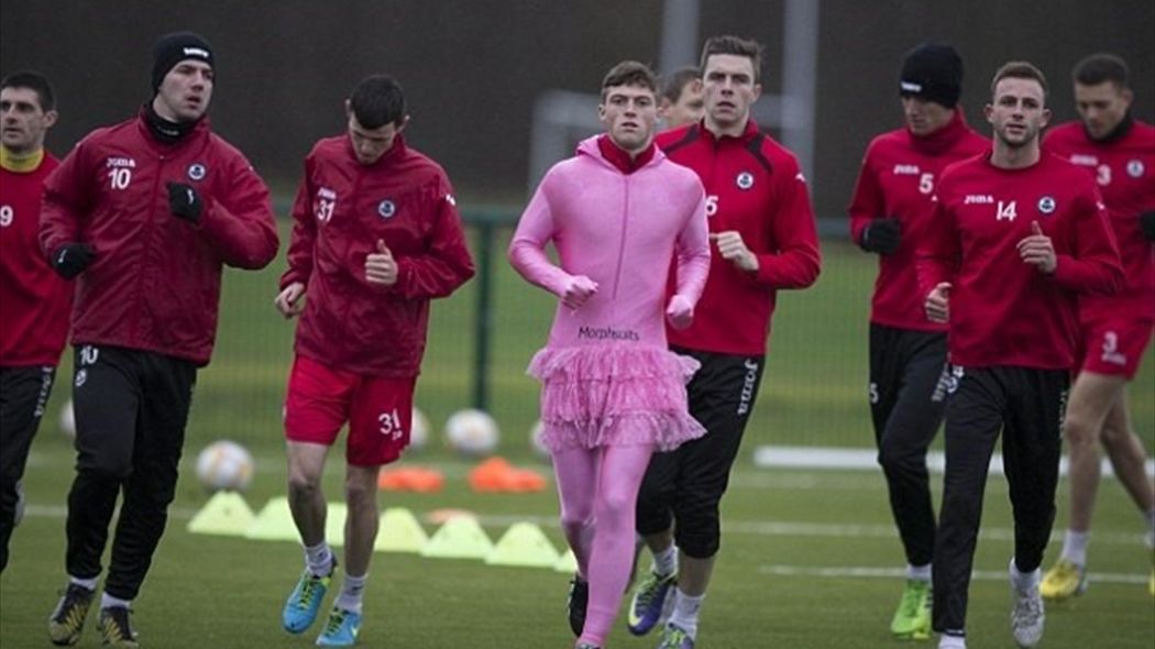 球星异装癖克劳奇裙装c罗戴花铁卫超短裤