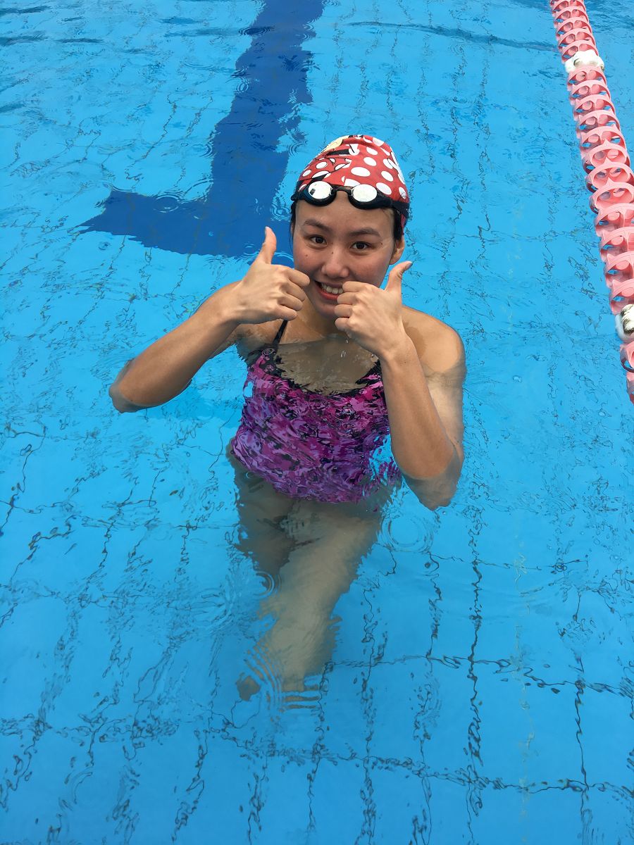 游泳女神晒甜美自拍如邻家女孩清纯可人