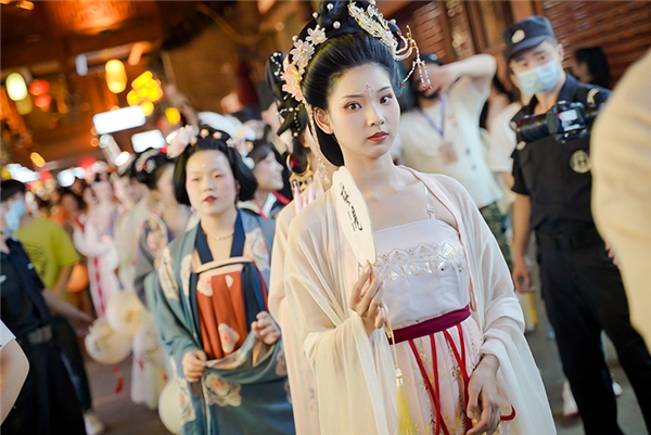 本土品牌的“破圈”之旅：文商旅新融合 梅见携手洪崖洞打造千年夜宴_fororder_1632292904483129