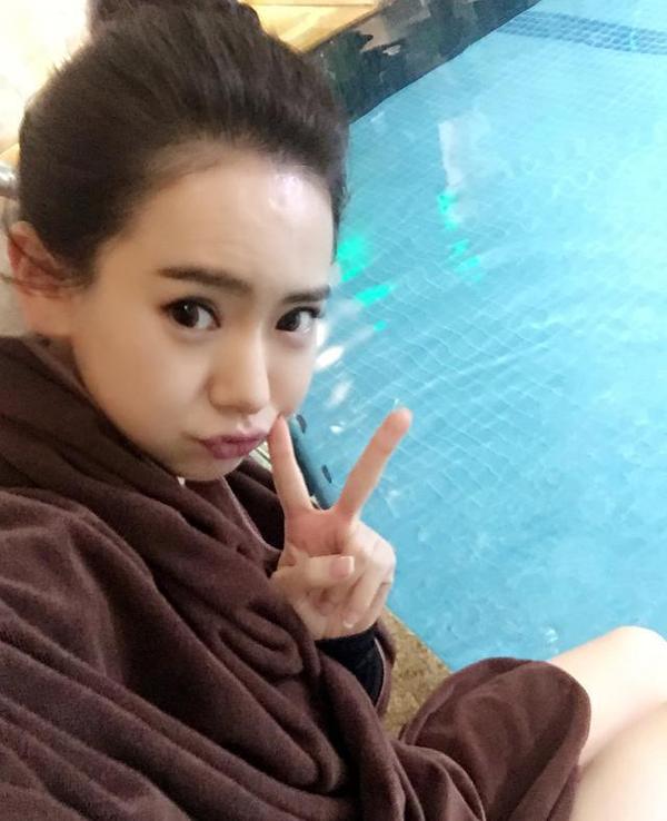 女明星丸子头比嫩：戚薇卖萌林允少女感十足