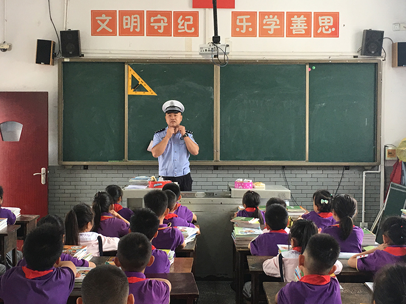 眉山洪雅公安交警大队：交通宣传进校园 护航青春助成长_fororder_洪雅公安交警进校园宣传交通安全知识-供图-洪雅县公安局