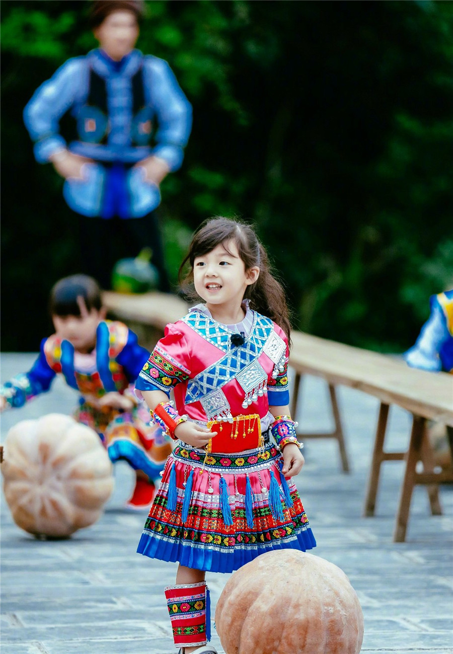 小泡芙继承爸爸时尚品味 刘畊宏携爱妻甜蜜撒糖