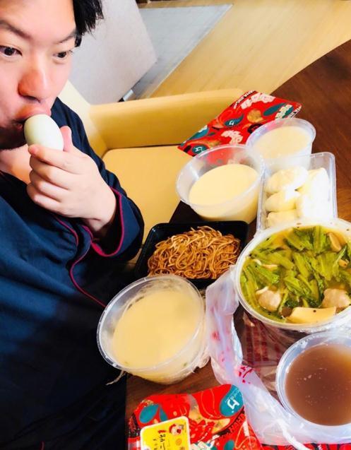 高晓松晒素颜自拍与美食张大嘴吃鸡蛋早餐丰盛