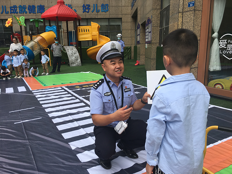 眉山洪雅公安交警大队：交通宣传进校园 护航青春助成长_fororder_洪雅公安交警进校园宣传交通安全知识-供图-洪雅县公安局-(2)