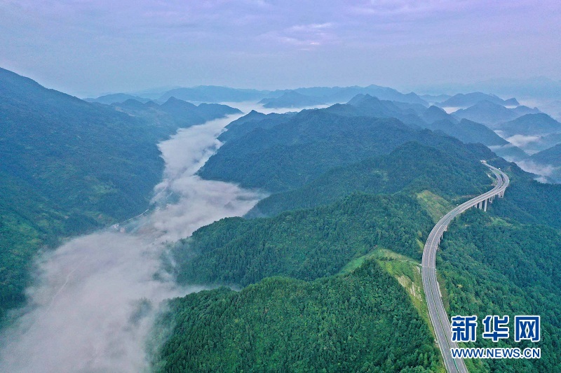 湖北鶴峰：雲端高速穿越壯美山川