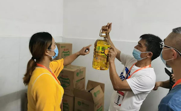 高县硕勋中学：家校合力监督，共建平安食堂_fororder_查验生产日期