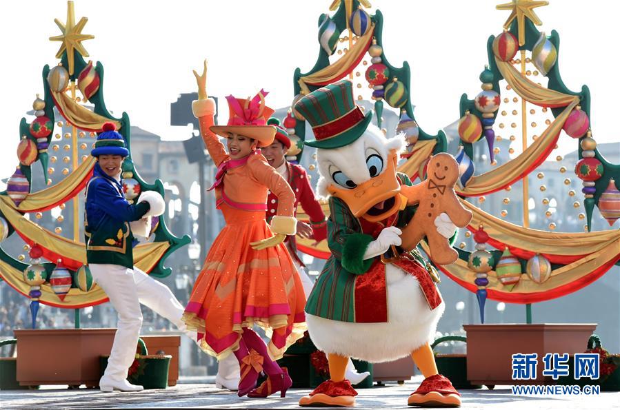 東京迪士尼樂園舉行聖誕巡遊