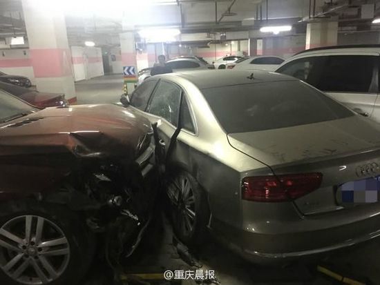 重庆女司机开奔驰进车库 撞坏保安亭又撞8车(图)