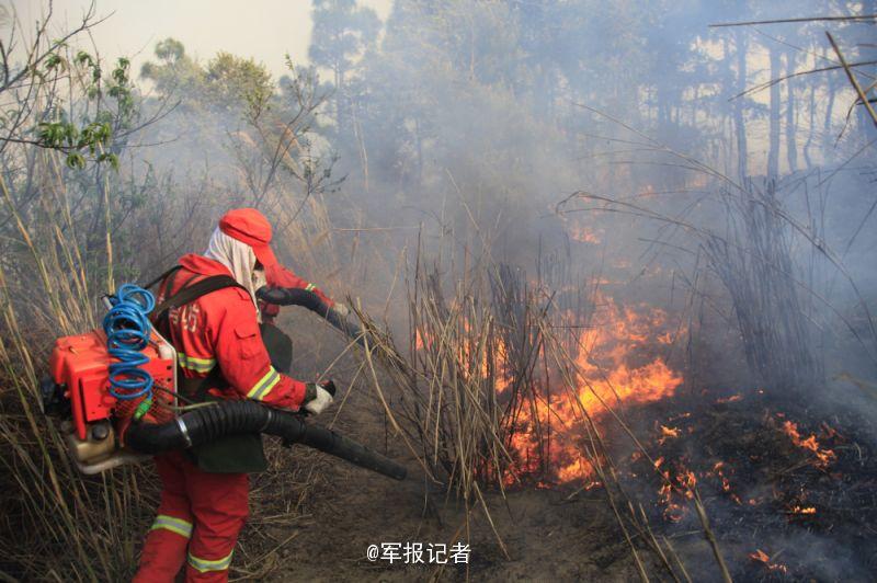 云南玉溪森林火灾烧到昆明境内 部队官兵出动灭火