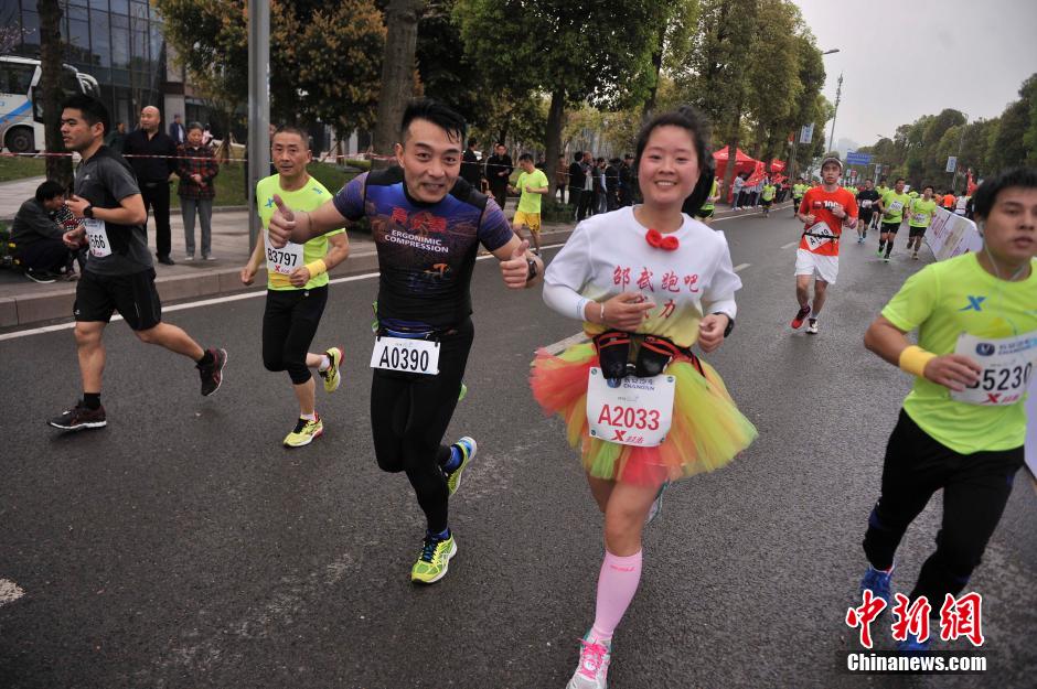 重庆国际马拉松赛选手的奇装异服