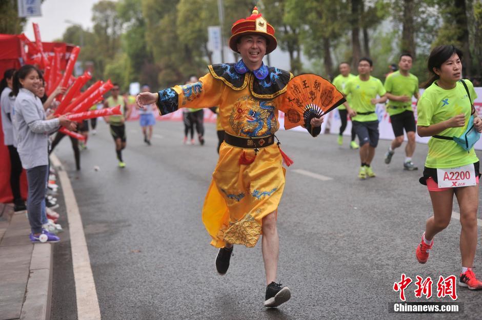 重庆国际马拉松赛选手的奇装异服