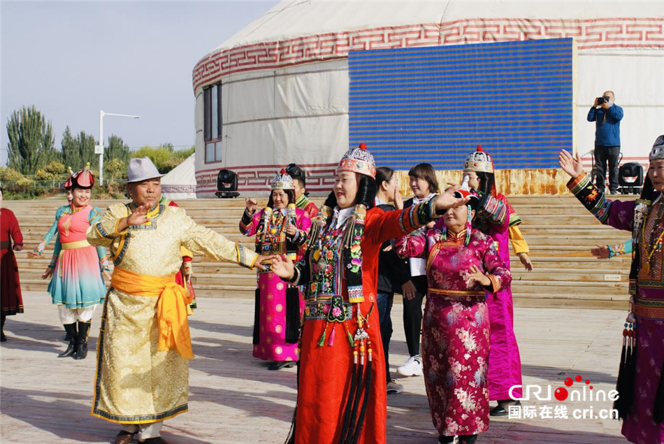 把祖国的新疆建设得更加美好蒙古族同胞在新疆博斯腾湖畔载歌载舞喜迎