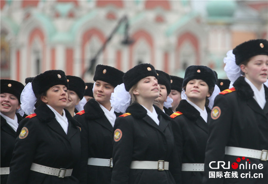 图片默认标题_fororder_行进在阅兵方阵中的军校女学生_副本_副本