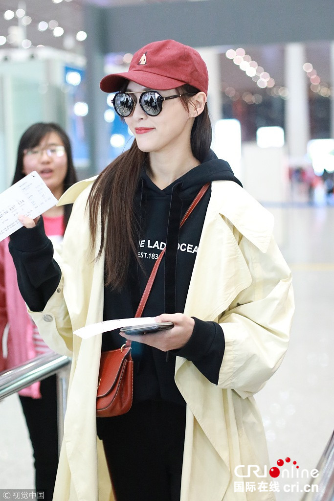 唐嫣运动装搭风衣潮出天际 微微一笑暖化人心