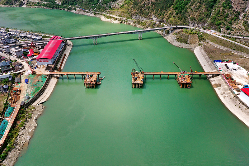 泸石高速隧道掘进累计突破两万米_fororder_最后一公里（得妥特大桥便桥架设）摄影-刘平