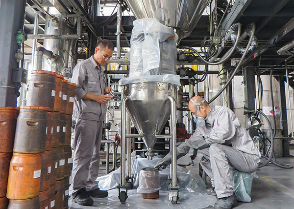 （唯一附链接）自贡市劳动模范谢青松：强管理稳质量 多措并举降本增效_fororder_4谢青松（左）与同事工作现场（摄影-赵丽）