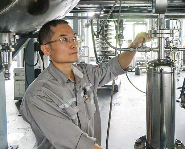 （唯一附链接）自贡市劳动模范谢青松：强管理稳质量 多措并举降本增效_fororder_2谢青松检查设备-(摄影-赵丽)